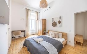 Deluxe Central 4Bedrm Apartment In The Heart Of Budapest